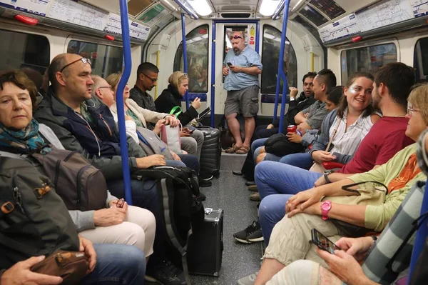 Londýn Července 2019 Cestující Jezdí Vlakem Londýnského Metra Londýnské Metro — Stock fotografie