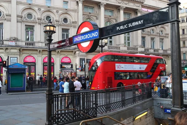 London July 2019 Passengers Enter London Underground Station Piccadilly Circus — Stock Photo, Image