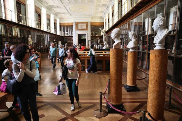 2019 관광객들 박물관의 계몽주의 갤러리를 박물관은 1753 설립되었으며 유물을 보유하고 — 스톡 사진