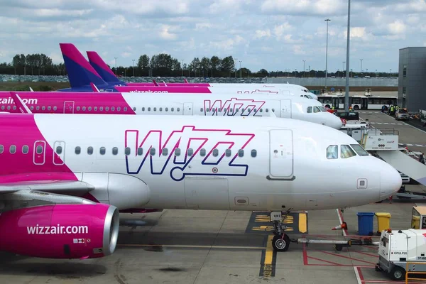 2019年7月12日 威兹航空空客A320机队在英国伦敦卢顿机场 它是英国第五繁忙的机场 年旅客达1650万人次 — 图库照片