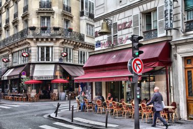 PARIS, FRANCE - 20 HAZİRAN 2011: İnsanlar Paris 'teki Cafe la Cloche Des Halles' i ziyaret ediyor. Paris, 2011 yılında 15.6 milyon uluslararası ziyaretçiyle dünyanın en çok ziyaret edilen şehridir..