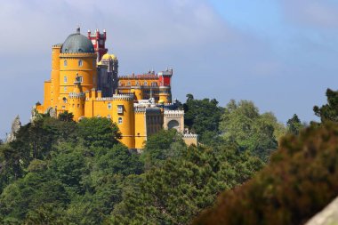 Portekiz, Sintra 'daki Pena Sarayı (Palacio da Pena). Romantizm mimarisi.