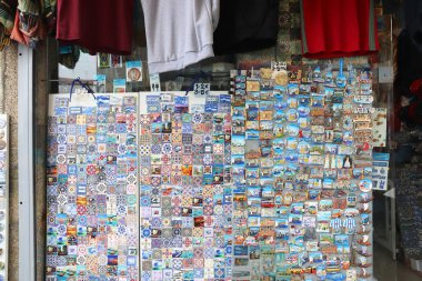 PORTO, PORTUGAL - 24 Mayıs 2018: Porto, Portekiz 'de bir hediyelik eşya dükkanında mıknatıslar. Porto, Portekiz 'in en büyük ikinci şehridir. Eski kenti UNESCO Dünya Mirasları Alanı 'dır..