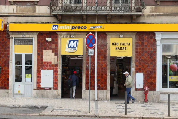 リスボン ポルトガル 2018年6月4日 人々はリスボンの地元のコンビニMini Precoで歩く ポルトガルでの年間消費者支出は1 290億ユーロである — ストック写真