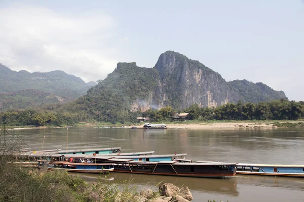 Лодки на реке Меконг. Лаос — стоковое фото