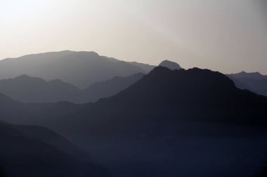 Gri tonları ile dağlık manzara