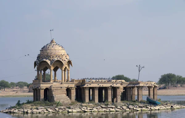 Religiöser Tempel an einem See in Indien — Stockfoto