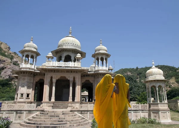 Dvě ženy v náboženských chrám Indie — Stock fotografie