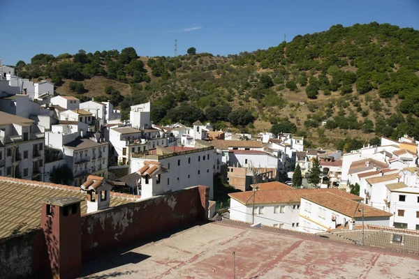 Игуаина, скала и белые деревни, типичные для Андалусии — стоковое фото