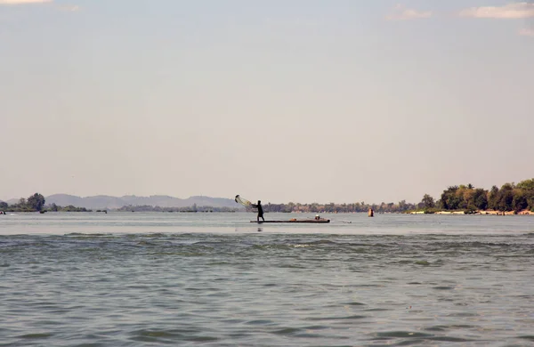 Visser de 4000 eilanden van de Mekong rivier in Laos — Stockfoto