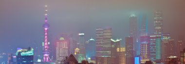 Gece şehir modern Simgesel Yapı binaların, hava fotoğrafçılığı 