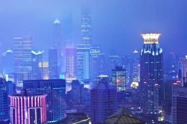 Gece şehir modern Simgesel Yapı binaların, hava fotoğrafçılığı