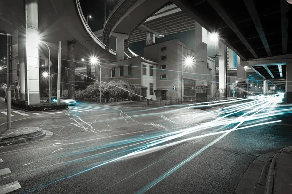 Ночная сцена на городской дороге — стоковое фото