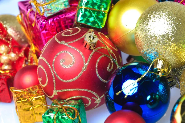 Kleurrijke kerstballen met geschenkdoos — Stockfoto