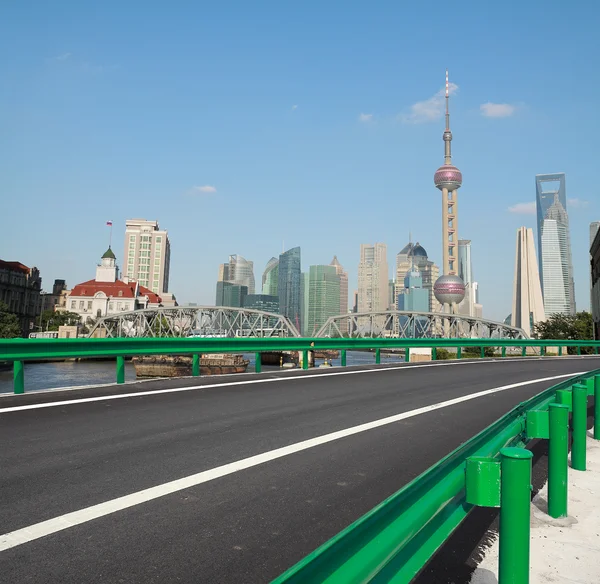 Leere Straße mit Gebäuden der Stadt Shanghai Lujiazui — Stockfoto