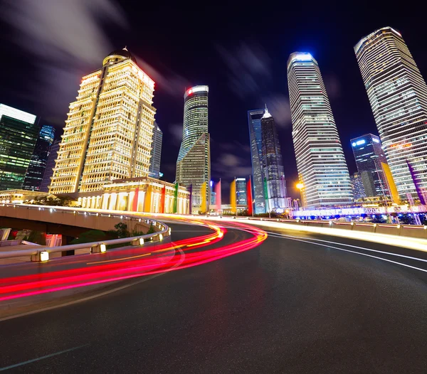 Boş yol yüzeyi ile shanghai lujiazui şehir binaları — Stok fotoğraf