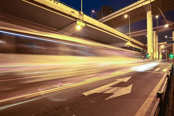 市の道路夜のシーンのブリジット夜 — ストック写真