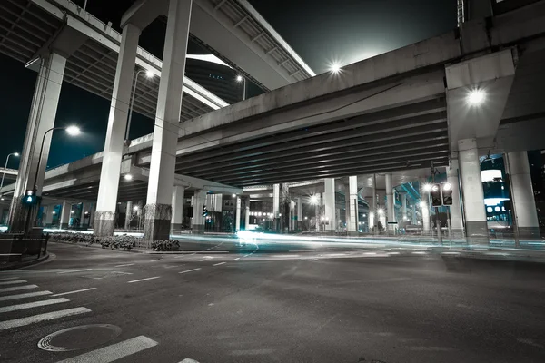 城市道路布丽姬特晚上的夜景 — 图库照片