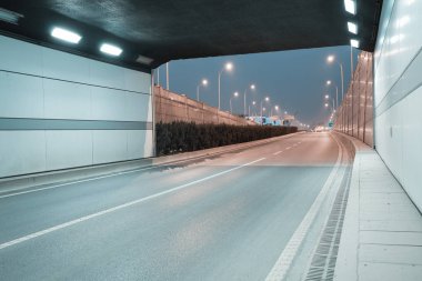 Şehir tünel yol viyadük gece sahne