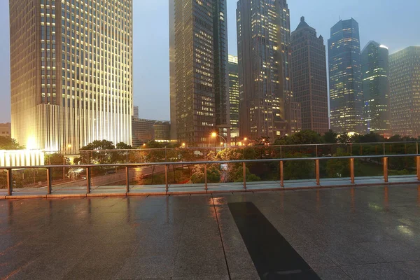Lege marmeren vloer weg met moderne stad het platform achtergrond — Stockfoto