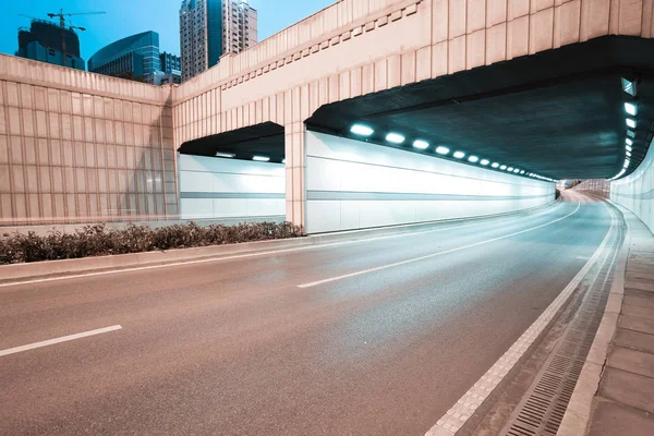 城市隧道路高架道路的夜景 — 图库照片