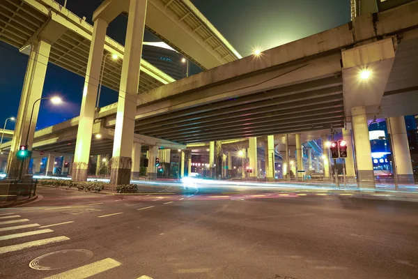 城市道路布丽姬特晚上的夜景 — 图库照片