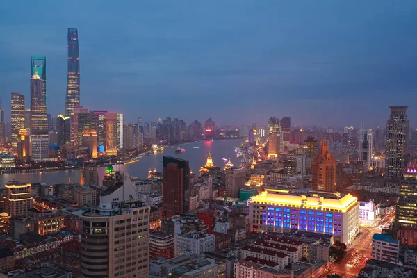 Fotografía aérea en Shanghai bund Skyline de la escena nocturna —  Fotos de Stock