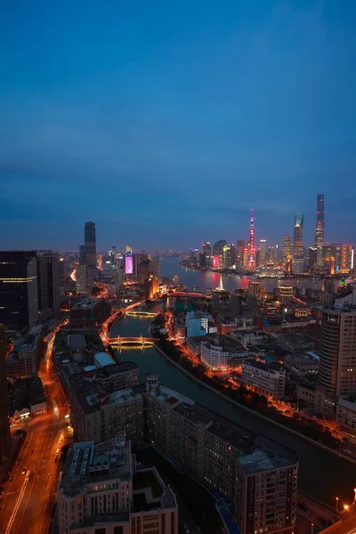 Fotografía aérea en Shanghai bund Skyline de la escena nocturna —  Fotos de Stock