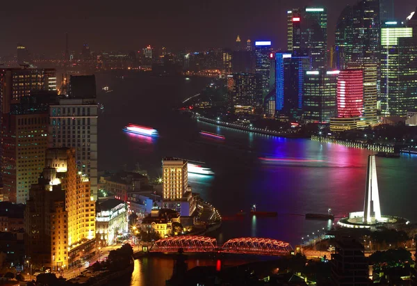 Luchtfoto's in Shanghai bund Skyline nachtbeeld — Stockfoto