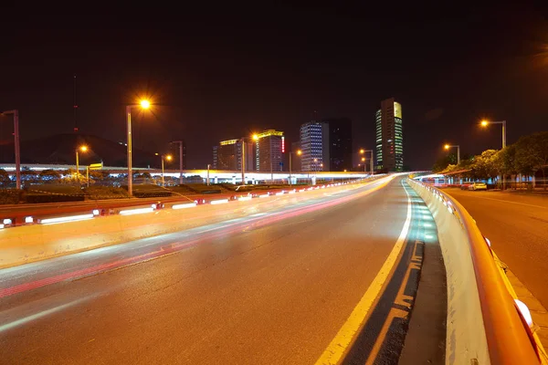 空路表面与城市建筑的夜景 — 图库照片