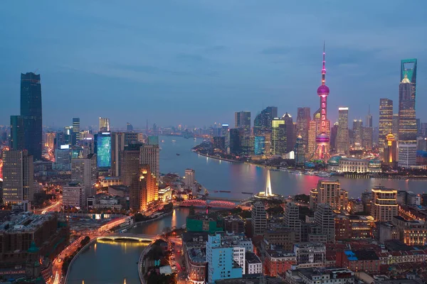 Photographie aérienne à Shanghai bund Skyline de scène de nuit — Photo