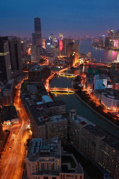 Fotografía aérea en Shanghai bund Skyline de la escena nocturna — Foto de Stock