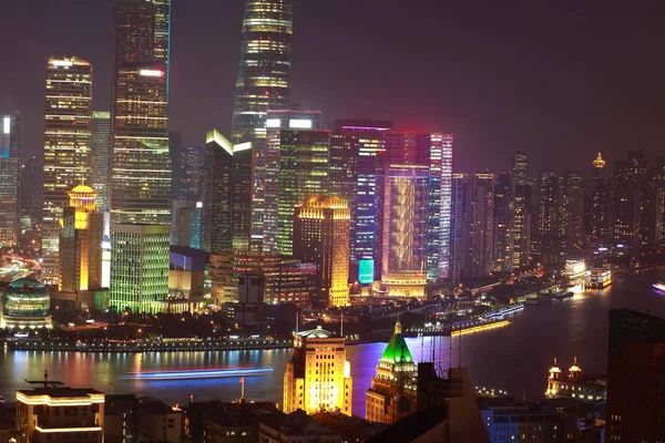 Fotografia aérea em Shanghai bund Skyline de cena noturna — Fotografia de Stock