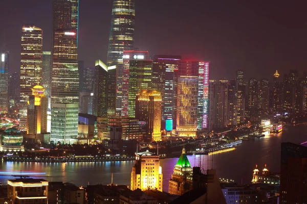 Fotografía aérea en Shanghai bund Skyline de la escena nocturna —  Fotos de Stock