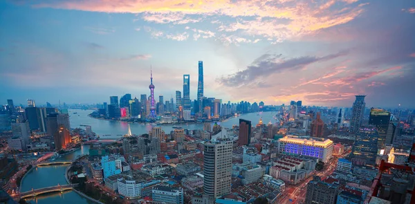 Fotografia aérea em Shanghai bund Skyline do crepúsculo — Fotografia de Stock