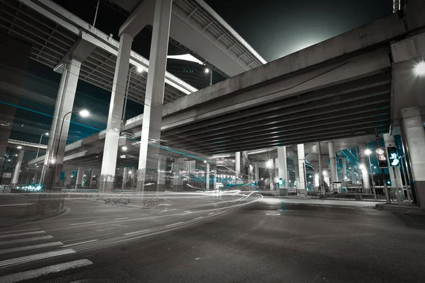 Cidade estrada viaduto ponte viaduto de cena noturna — Fotografia de Stock