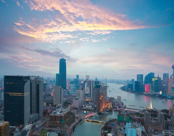 Luchtfoto's in Shanghai bund Skyline van Sunset glow — Stockfoto