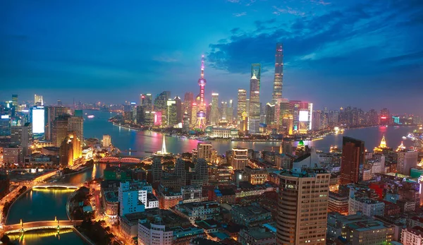 Fotografía aérea en Shanghai bund Skyline de la escena nocturna —  Fotos de Stock