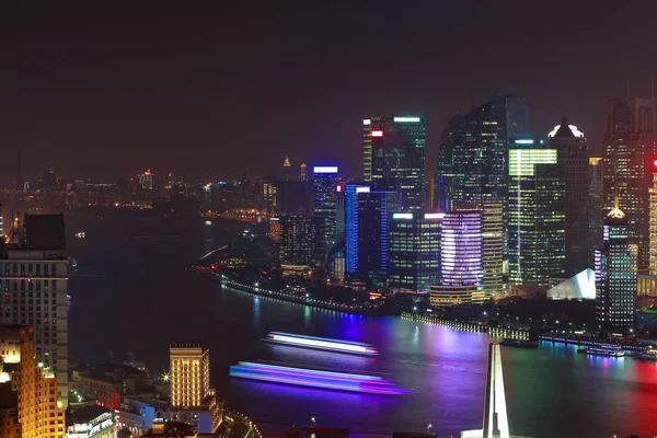 Fotografia aérea em Shanghai bund Skyline de cena noturna — Fotografia de Stock