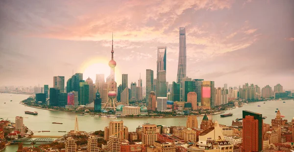 Flygfotografering på Shanghai bund Skyline av soluppgång — Stockfoto