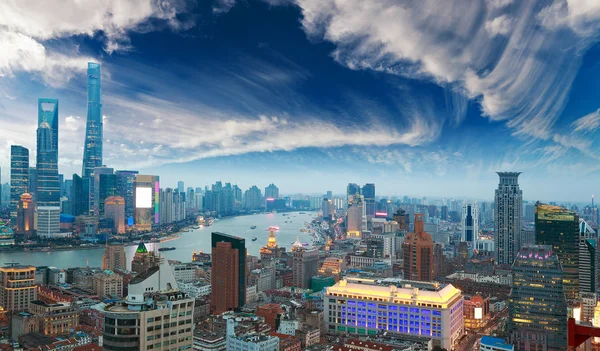 Fotografía aérea en Shanghai bund Skyline of Twilight — Foto de Stock