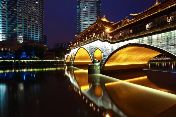 Arquitetura chinesa da ponte antiga da noite — Fotografia de Stock