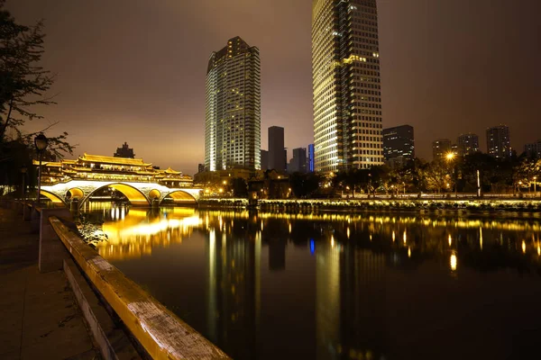 Rzek z nowoczesną architekturę miasta — Zdjęcie stockowe