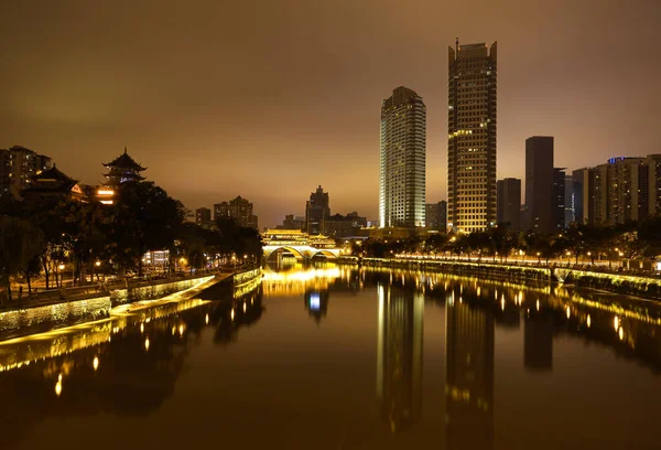 モダンな建築で都市河川の背景夜 — ストック写真