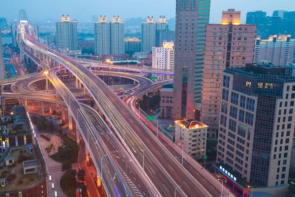 Luchtfotografie bij city verheven brug van nacht — Stockfoto