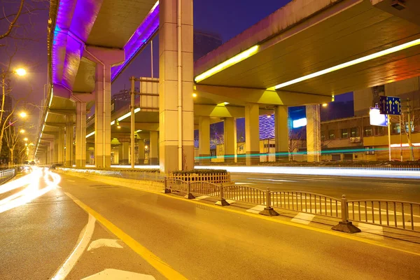 City road passera viadukten överbryggar av nattscen — Stockfoto