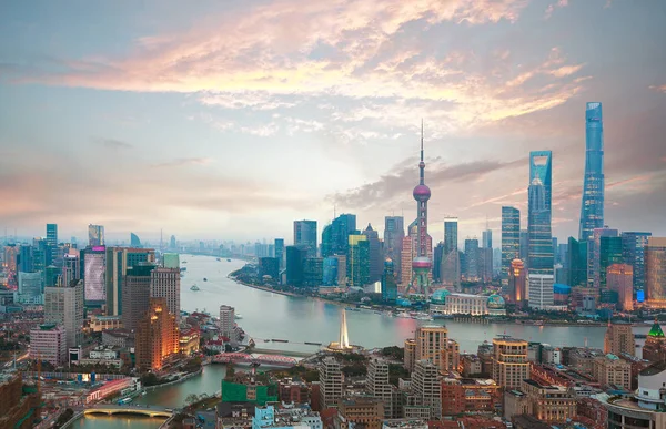 Flygfotografering på Shanghai bund Skyline av soluppgång — Stockfoto