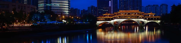 Китайский древний мост архитектуры панорамной ночи — стоковое фото
