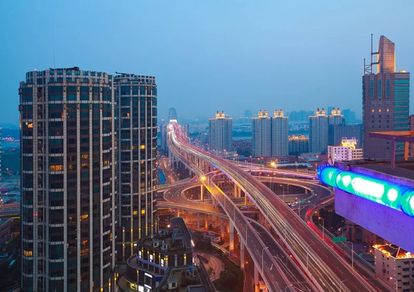 City hava fotoğrafçılığı köprü gecenin yükseltilmiş
