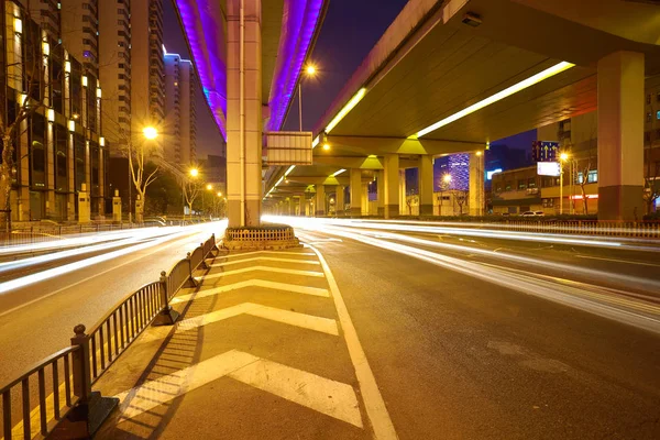 City road Üstgeçit gece sahne viyadük köprü — Stok fotoğraf